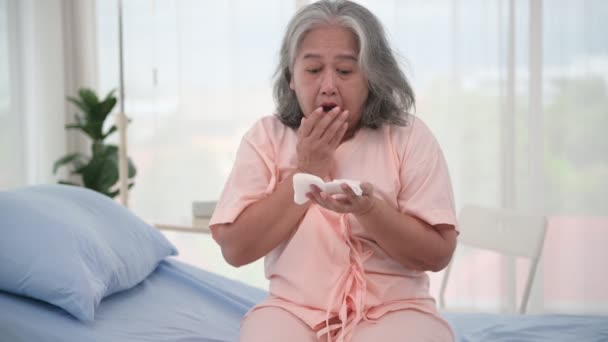 Aziatische Oudere Vrouwelijke Patiënt Geschokt Heeft Een Ophoesten Van Bloed — Stockvideo