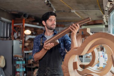 Luthier klasik bir gitar, sanat ve zanaat konsepti üzerinde çalışıyor.