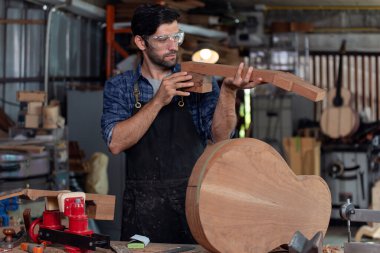 Luthier klasik bir gitar, sanat ve zanaat konsepti üzerinde çalışıyor.