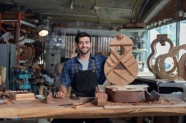 Gitar Luthier 'in portresi atölye, sanat ve zanaat konseptinde küçük işletme sahibi