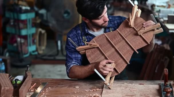 Luthier Créer Une Guitare Utiliser Des Outils Dans Traditionnel Pinces — Video