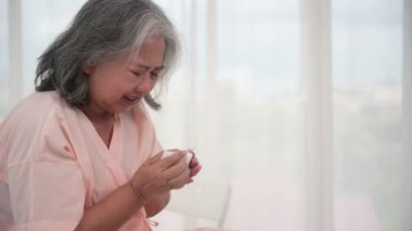 Asyalı yaşlı kadın hasta şokta. Hastane koğuşunda kan ve göğüs ağrısı var.