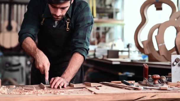Luthier Fazendo Topo Guitarra Usando Ferramentas Tradicionais Sala Trabalho Com — Vídeo de Stock