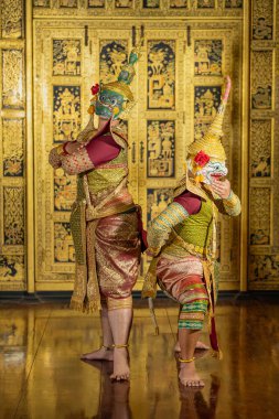 Pantomim (Khon) Tayland 'ın başkenti Ayutthaya' da Wat Phra Khao 'da Tayland tablolarının bir arkaplanı ile geleneksel Tayland klasik maskeli oyun sahneleridir.