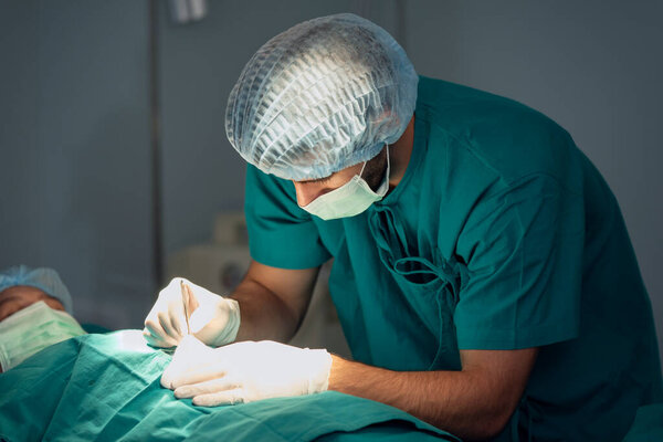 Портрет красивого хирурга, работающего в операционной, здравоохранении и медицине