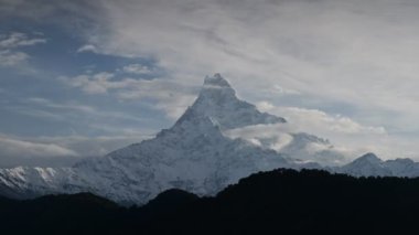 Machapuchare 'nin Güzel Dağ Manzarası' ndaki 4K zaman atlaması veya Pokhara 'nın Mardi Himal Yürüyüşü' ndeki en ünlü zirvesi olan Balık Kuyruğu Tepesi, Pokhara, Nepal, Asya 'daki Annapurna aralığı,