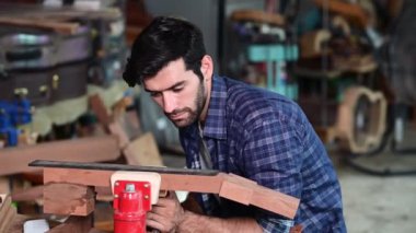 Luthier klasik bir gitar, sanat ve zanaat konsepti üzerinde çalışıyor.