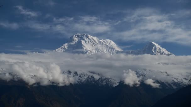 4K在尼泊尔博克拉 的Annapurna美丽的山地景观在被白云遮掩后的时间差 — 图库视频影像