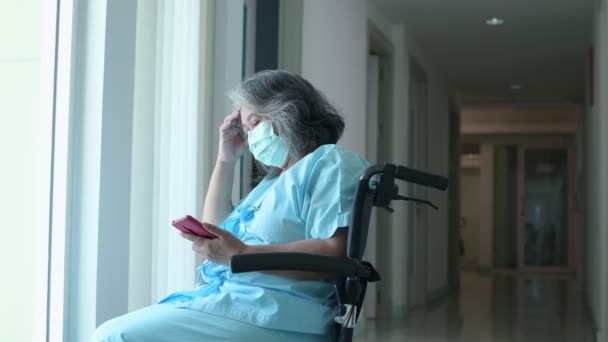 Azjatycka Seniorka Szpitalu Siedząca Wózku Inwalidzkim Przy Oknie Zdenerwowana Niepełnosprawna — Wideo stockowe