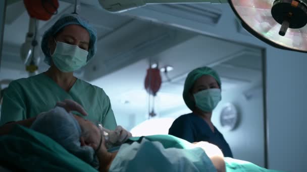 Médico Haciendo Resucitar Paciente Máscara Oxígeno Que Descansa Cama Hospital — Vídeo de stock