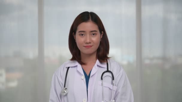 Портрет Щасливої Молодої Азіатки Лікарки Яка Розмовляє Пацієнтом Через Відеодзвінок — стокове відео