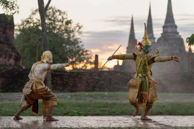 Pantomim (Khon) Wat Phra Si Santhe, Ayutthaya, Tayland 'da halka açık bir yerde Ramakien' den (Ramayana) geleneksel Tayland klasik maskeli oyun sahneleri.