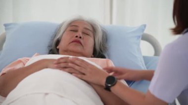 Asyalı kadın hemşire, Asya 'lı yaşlı kadın hastaların vücut ısılarını hastane ya da klinik, sağlık ve sağlık hizmetlerinde kontrol ediyor.