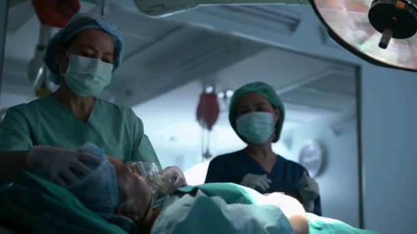 Γιατρός Που Κάνει Ανάνηψη Ασθενή Μάσκα Οξυγόνου Που Αναπαύεται Στο — Αρχείο Βίντεο
