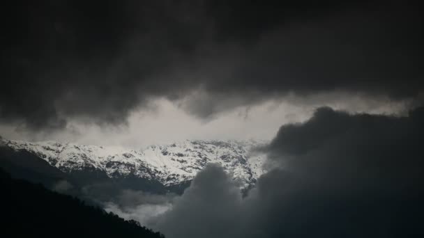 4K马查普恰尔山 Mountain Machapuchare 或鱼类尾峰 Fish Tail Peak 上空的时间差风暴云 是Pokhara视野中最有名的山峰 位于尼泊尔Annapurna山脉的Mardi — 图库视频影像