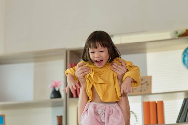 Anne evde kızıyla eğleniyor ve oynuyor, mutlu Asyalı çocuk, aile kavramı