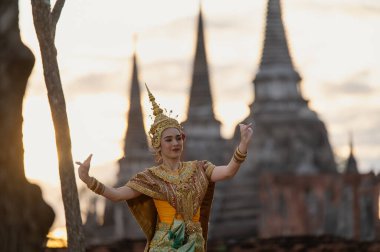 Pantomim (Khon) Wat Phra Si Santhe, Ayutthaya, Tayland 'da halka açık bir yerde Ramakien' den (Ramayana) geleneksel Tayland klasik maskeli oyun sahneleri.