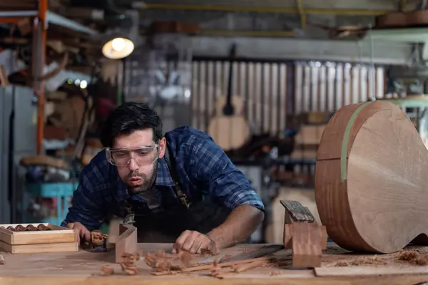Luthier klasik bir gitar, sanat ve zanaat konsepti üzerinde çalışıyor.