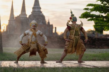 Pantomim (Khon) Wat Phra Si Santhe, Ayutthaya, Tayland 'da halka açık bir yerde Ramakien' den (Ramayana) geleneksel Tayland klasik maskeli oyun sahneleri.