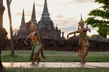 Pantomim (Khon) Wat Phra Si Santhe, Ayutthaya, Tayland 'da halka açık bir yerde Ramakien' den (Ramayana) geleneksel Tayland klasik maskeli oyun sahneleri.