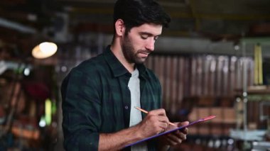 Gitar Luthier 'in portresi atölye, sanat ve zanaat konseptinde küçük işletme sahibi