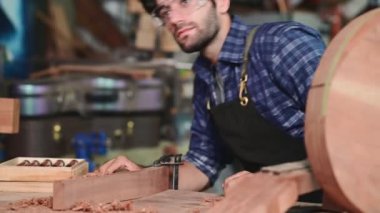 Luthier klasik bir gitar, sanat ve zanaat konsepti üzerinde çalışıyor.