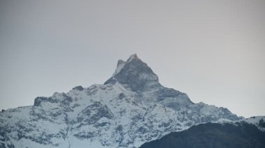 Machapuchare 'nin Güzel Dağ Manzarası' ndaki 4K zaman atlaması veya Pokhara 'nın Mardi Himal Yürüyüşü' ndeki en ünlü zirvesi olan Balık Kuyruğu Tepesi, Pokhara, Nepal, Asya 'daki Annapurna aralığı,