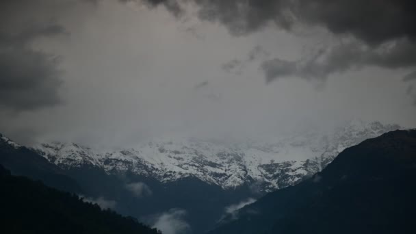 4K马查普恰尔山 Mountain Machapuchare 或鱼类尾峰 Fish Tail Peak 上空的时间差风暴云 是Pokhara视野中最有名的山峰 位于尼泊尔Annapurna山脉的Mardi — 图库视频影像