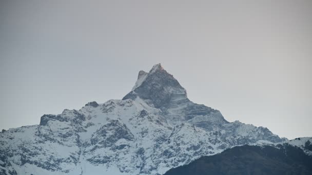 4K马卡普恰尔峰或鱼尾峰美丽山景的时间差 这是从尼泊尔博克拉Annapurna山脉的Mardi Himal旅行中最著名的博克拉峰 — 图库视频影像