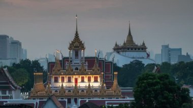 4K Hava Görüşü: Wat Ratchanatdaram ve Loha Prasat Metal Şatosu 'nun gündoğumu, tarihi ve ünlü Bangkok şehri Tayland' ın yeri,