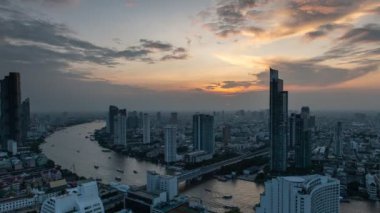 Gün batımında Bangkok 'ta Chao Phraya Nehri' nin kıvrımlı manzarası Bangkok, Tayland 'ın başkenti.
