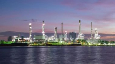 4K Boru hatları ve petrol ve gaz rafineri kulelerinin güneş doğarken, petrol ve kimya fabrikasında, görüntülerde zaman aşımı