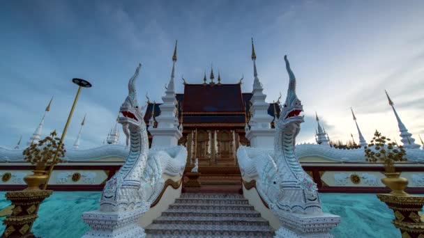 4K泰国苏霍泰美丽庙宇Wat Phiphat Mongkhon Blue Temple的落日时间 — 图库视频影像