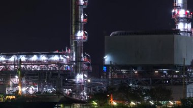 4K Boru hatları ve petrol ve gaz rafineri kulelerinin güneş doğarken, petrol ve kimya fabrikasında, görüntülerde zaman aşımı