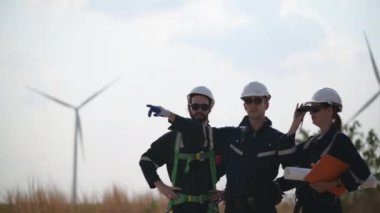 Rüzgar türbini çiftliğinde çalışan mühendisler, rüzgar türbinleri temiz enerji kaynağı, elektrik ve endüstri çevresi için eko teknolojisi üretiyor.