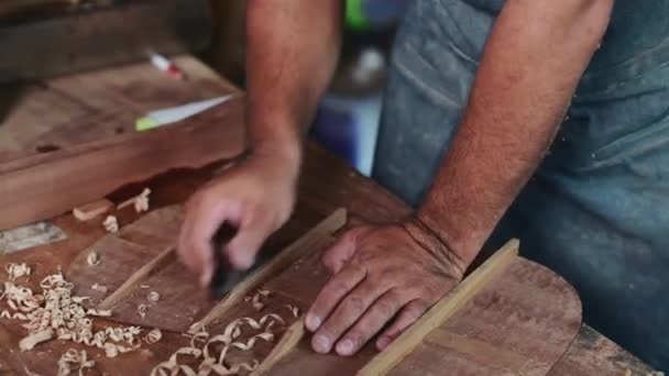 Luthier Κάνοντας Μια Κιθάρα Και Χρησιμοποιώντας Παραδοσιακά Εργαλεία Στο Χώρο — Αρχείο Βίντεο