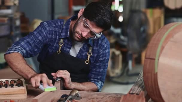 Luthier Δουλεύει Πάνω Στο Λαιμό Μιας Κλασικής Κιθάρας Τέχνης Και — Αρχείο Βίντεο