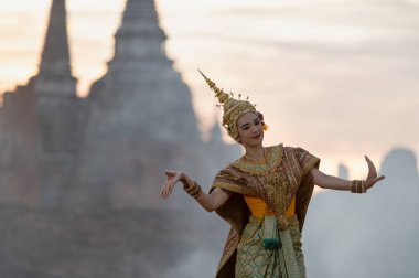 Pantomim (Khon) Wat Phra Si Santhe, Ayutthaya, Tayland 'da halka açık bir yerde Ramakien' den (Ramayana) geleneksel Tayland klasik maskeli oyun sahneleri.