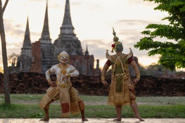 Pantomim (Khon) Wat Phra Si Santhe, Ayutthaya, Tayland 'da halka açık bir yerde Ramakien' den (Ramayana) geleneksel Tayland klasik maskeli oyun sahneleri.