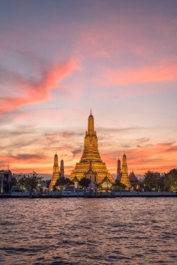 Wat Arun Ratchawararam (Şafak Tapınağı) gün batımında, Bangkok, Tayland 'ın en ünlü yerlerinden biridir.