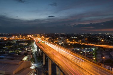 Bangkok Tayland iş şehri. Geceleri şehir merkezi hava manzarası.