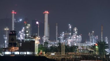 4K Boru hatları ve petrol ve gaz rafineri kulelerinin güneş doğarken, petrol ve kimya fabrikasında, görüntülerde zaman aşımı