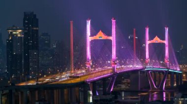 Rama 9 köprüsünün ve renkli ışıkların havadan görüntüsü Rama 9 Köprüsü 'ne paralel köprüden Tayland' ın Chao Phraya Nehri üzerindeki ilk paralel köprüsüne çevrildi.