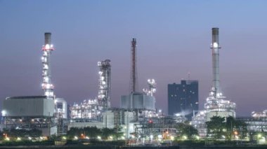 4K Boru hatları ve petrol ve gaz rafineri kulelerinin güneş doğarken, petrol ve kimya fabrikasında, görüntülerde zaman aşımı