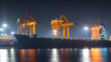Lojistik ihracat için geceleri tersanede vinç köprüsü olan konteynır kargo gemisinin zaman aşımı. 
