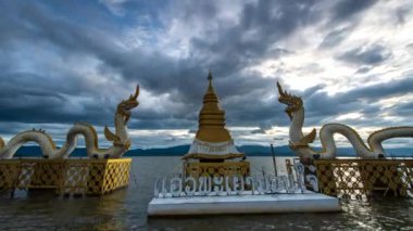 Altın pagoda ve Naga 'nın ikiz kralı Kwan Phayao Gölü' nde gün batımında Tayland 'ın kuzeyindeki Phayao' nun en ünlü simgesi. 