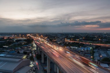 Bangkok Tayland iş şehri. Geceleri şehir merkezi hava manzarası.