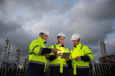Rafineri endüstrisi, endüstriyel üretim, petrol ve gaz rafinerisi fabrikası, Petrokimya fabrikası
