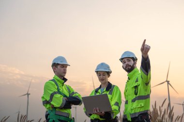 Rüzgar türbini çiftliğinde çalışan mühendisler, rüzgar türbinleri temiz enerji kaynağı, elektrik ve sanayi çevresi için eko teknolojisi üretiyor.