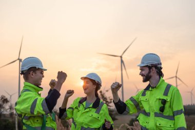Rüzgar türbini çiftliğinde çalışan mühendisler, rüzgar türbinleri temiz enerji kaynağı, elektrik ve sanayi çevresi için eko teknolojisi üretiyor.
